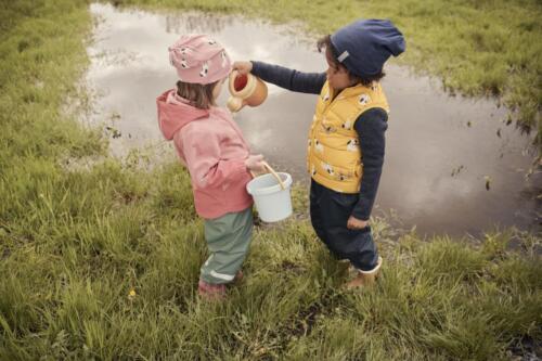 Bunda_s_meniacimi_farbami_v_dazdi_odp.cena_39.99--Detska_vesta_odp.cena_17.99--Detska_bunda_z_flausu_odp.cena_17.99