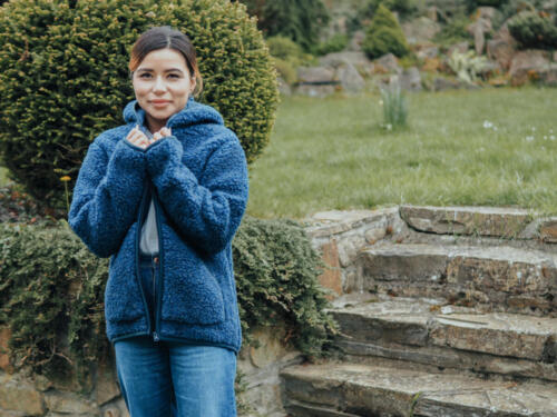 Mikina_z_ovcej_vlny_s_kapucnou_tmovo_modra_oveckaren