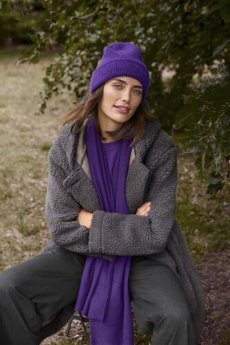 Plysovy_kabat_s_kapucnou_odp.cena_89.95--Sveter_z_jemneho_upletu_odp.cena_19.99--Tkane_nohavice_odp.cena_29.99--Kasmirovy_sal_odp.cena_69.95