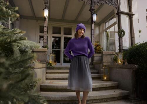 Sveter_z_hrubeho_upletu_odp.cena_29.99--Pletena_ciapka_odp.cena_9.99--Plisovana_midi_sukna_odp.cena_29.99